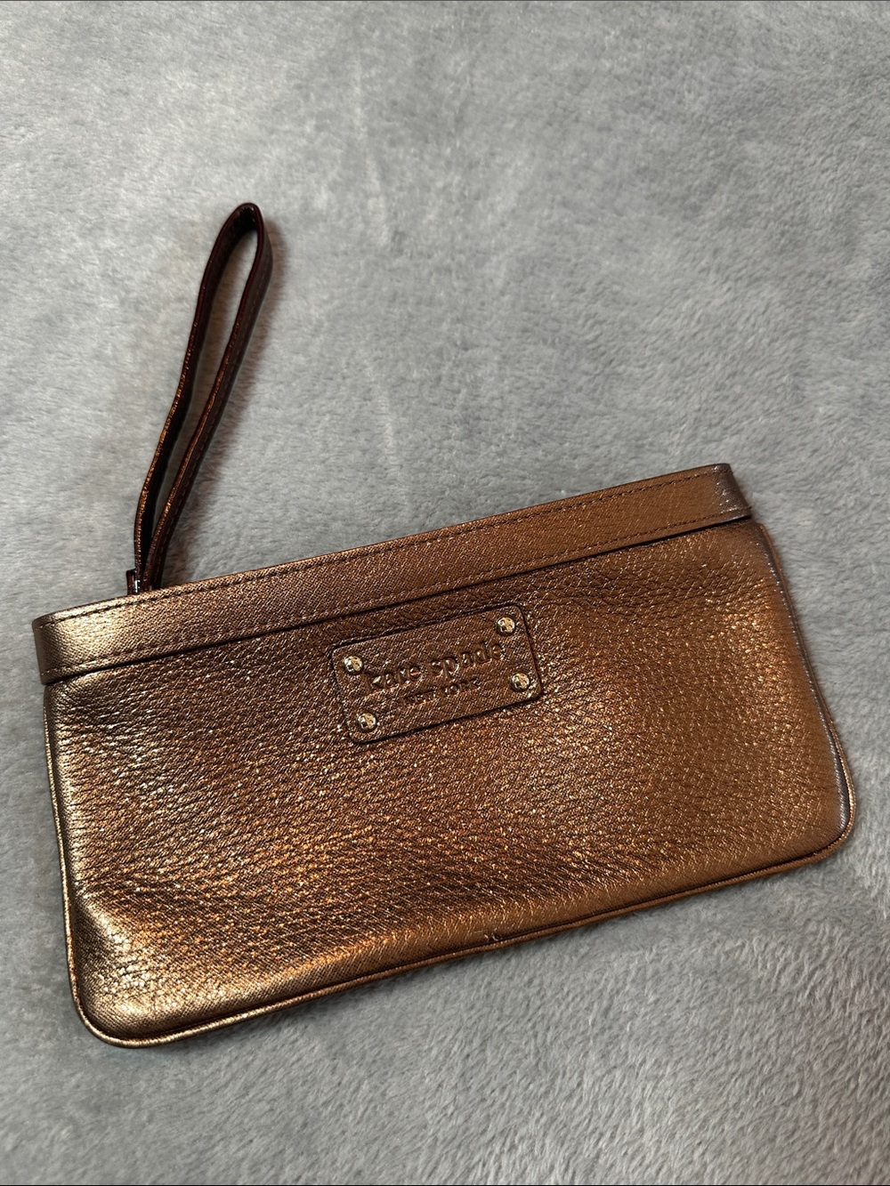 EUC kate spade Metallic Bronze Leather Wristlet🤎 ✨ 🤎 Like New IMO